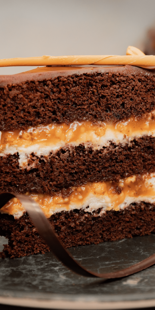 Tort Snickers cu glazură de ciocolată